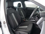Audi車はどの車種も全てレザーハンドルです。そこにはAudiのこだわりがあり質感の高いレザーでしっかりと手に馴染み、高級感を演出します。