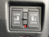 【両側パワースライドドア】スマートキーや運転席のスイッチで後席両側スライドドアの開閉が可能♪電動だから力を入れてドアを開ける必要が無く、小さなお子様でも簡単に開け閉めでき快適です♪