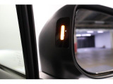 車体後部に内蔵されたセンサーにより後側方から接近する車両を検知しオレンジ色で教えてくれます。車線変更時には役に立ちそうです。