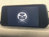 【8.8インチマツダコネクト】車内の雰囲気にマッチした大型のディスプレイ。スマホ接続でのナビ使用やBluetooth再生等、様々な機能が楽しめます。直感的なダイヤル操作が可能で、使い勝手も良好です。