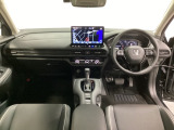 車内は光触媒抗菌消臭施工済です。インパネ周りはスタイリッシュなデザインです。グローブボックスやカップホルダーのほかにトレーなどたくさんの収納スペースが付いています。