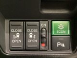 リアドアは乗り降りに便利な両側電動スライドドアです。また運転席に座っていながらスイッチ操作で自在にスライドドアを開け閉めできます。燃費に役立つECONボタンもここです。