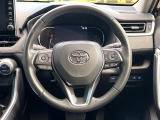 インテリアに合わせたデザインのステアリングは、運転される方のことも考え、運転しやすい形状、大きさです。是非一度、実際に触ってお確かめください。