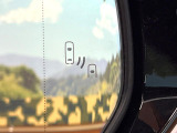 【ブラインドスポットモニター】走行中、ドアミラーの死角になりやすい箇所に後続車が接近するとサイドミラーのレンズに警告を表示!ドライバーに注意喚起をしてくれます。