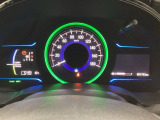 ハイブリット車専用のメーターです。中央のスピードメーターより左右のサブデスプレイで燃費や動力伝達などの情報が見れるようになっています。