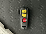 【電動ウインチ】ワイヤレスリモコンで操作ができる電動ウインチを採用しているため、女性やお年寄りの方でも安全でラクに車いすを乗車させることができます。