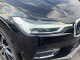 【LEDヘッドライト】ハイビームを先行車や対向車にあてず、その両サイドではハイビーム照射を維持。見える範囲が段違いに広くなりました。北欧神話に登場するトールハンマーをモチーフにデザイン。