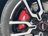 JCWブレーキ!ホイール奥に見える赤いブレーキキャリパーが性能を物語ります!