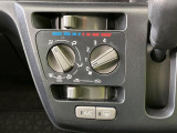 寒い冬も暑い夏も全席に快適な空調を届けてくれる、ダイヤル式エアコンを装備♪