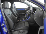 運転席助手席はスポーツシートの為、ホールド感が素晴しく、またシートの状態も大変綺麗な状態です。