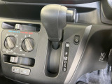 インパネシフトならハンドルからの移動距離が短く操作もスムーズ!また、足元が広くなりすっきりしますので、大柄な方でも快適にお過ごしいただけます。