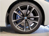 BMWの純正アロイホイールは軽量かつ強度にも優れているホイールで走行性能を引き上げる設計になっております。足元にもBMWは妥協がなくこだわっている個所になります。