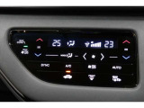 運転席と助手席の温度設定の変更が可能な左右独立タイプのデュアルエアコンです♪♪♪暑がりな人・寒がりな人も誰もが車内を快適にお過ごしいただけます♪♪♪
