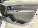 窓の開閉もスイッチひとつで簡単!駐車券を取るときもラクラク★