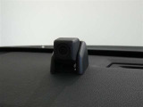 ダッシュボードに設置されたカメラは、後方を含めた車両周辺を映し出す周辺環境録画カメラです。