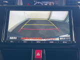 【バックカメラ】駐車時に後方がリアルタイム映像で確認できます。大型商業施設や立体駐車場での駐車時や、夜間のバック時に大活躍!運転スキルに関わらず、今や必須となった装備のひとつです!