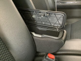 【フロントセンターアームレスト(ボックス付き)】運転席と助手席の間には、小物が収納できるボックス付のアームレストが装備!必要な物をぱっと取り出せて車内もスッキリです♪