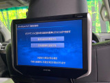 【リヤエンターテインメントシステム】後席にお座りの方も大満足の、人気メーカーオプションを装備。専用の音響システムと、大画面のモニターで移動中もDVD等をお楽しみいただけます。