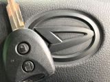 【キーレス】少し離れた場所からでもボタン一つでドアの開錠・施錠ができるのでとっても便利!ドアの鍵穴周りに傷をつけることもありません♪