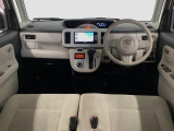 【インパネ】運転のしやすさを最優先に設計された見晴らしの良いフロントビュー。車両間隔が掴みやすく狭い道でも安心♪「安全」と「品質」を最優先に、安心してお乗りいただけるクルマを提供いたします。
