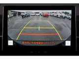 【バックモニター】 後退時に車両の後ろ側を表示します。車庫入れなどでバックする際に安心です。