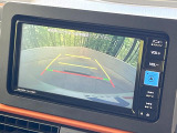 【バックカメラ】駐車時に後方がリアルタイム映像で確認できます。大型商業施設や立体駐車場での駐車時や、夜間のバック時に大活躍!運転スキルに関わらず、今や必須となった装備のひとつです!