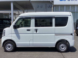 後方のガラスはスモークガラスを採用。外の視線から車内を守ります。