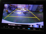 バックカメラの画像です。ガイドラインがスムースな車庫入れをサポートいたします。車庫入れの安心感がアップしますね。