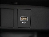 【USBジャック】充電をスマートに。スマートフォンやタブレット、携帯ゲーム機などの充電が可能。