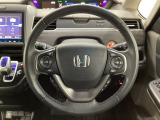 ハンドルにHondaセンシング系のクルーズコントロールやレーンキープアシストなどのスイッチと、オーディオの操作スイッチが装備されています。ハンドルから手を離さず安全に操作できます。