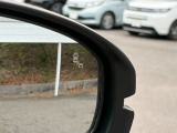走行中死角に入った車両をお知らせしてくれるブラインドスポットインフォメーションが搭載されております。
