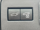 【パワーバックドア】スマートキーや運転席のボタンを押すだけでリアゲートが自動で開閉します!荷物を持っている時や、高い位置にあるバックドアを閉める際に便利な機能です♪