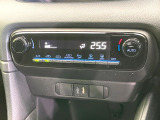 【オートエアコン】一度お好みの温度に設定すれば、車内の温度を検知し風量や温度を自動で調整。暑い&hellip;寒い&hellip;と何度もスイッチ操作をする必要はありません。快適な車内空間には必須の機能ですね♪