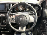 インテリアに合わせたデザインのステアリングは、運転される方のことも考え、運転しやすい形状、大きさです。是非一度、実際に触ってお確かめください。