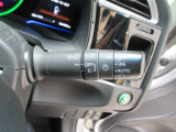オートヘッドライト標準装備です。車外の明るさに応じて自動的にヘッドライトの点灯・消灯をしてくれます。トンネルの出入り口などで活躍してくれます。
