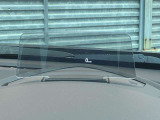 運転視界の遠方上方に虚像を投影することで前を見ながら情報の視認ができます。本当にドライバーが必要な情報を適切に伝え、楽しんで頂くことを考えた新世代装備です。※虚像は1.5m前方に浮かぶイメージです。