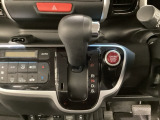 CVT車のセレクトレバーです。低速から高速まで、変速ショックのないスムーズな走りを実現するとともに、エンジン効率のよい領域を維持することで燃費にも貢献します。