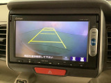 【バックモニター】駐車には欠かせないバックカメラを装備!カラーで後方をモニタリング。安全でゆとりのある駐車をサポートします。