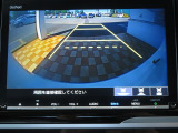 ギヤをRに入れるとナビの画面に後ろの映像が映るリヤカメラ付!後退時の安全確認やコンディションの悪い視界でもカラーバックモニターがドライバーをサポート☆☆☆