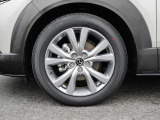 18インチ純正アルミホイールを装備。タイヤサイズは215/55R18となります。