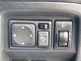 【電動格納ミラー】サイドミラーは電動格納式となっており、狭い駐車場でもキズがつくリスクを抑えられます。