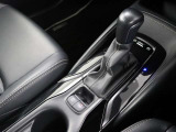 シフトレバー下には電動パーキングスイッチ