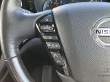 左側にオーデイオやナビのコントロールができるスイッチ、運転中は手を放さず手元で操作可能なんです!