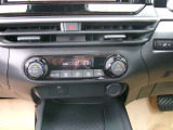 快適オートエアコン付♪設定温度をキープし車内を快適な温度に保ちます♪
