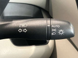 車外の明るさに応じでライトを点灯、消灯してくれるオートライト機能です☆お天気の良い昼間のトンネル走行などオートにしてると便利で安心です☆エンジン停止時にライトの消し忘れも無くなります☆