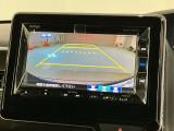 リバースギアに入れるだけで後方の表示へ切り替わります。夜間や雨の日の駐車も楽になりますよ。