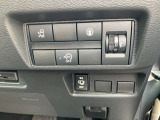 左側の電動スライドドア開閉スイッチです。運転席からも開閉操作が出来て便利です。