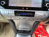 左右独立温度調整のDUALエアコン装備。合わせてAUTOエアコン搭載で設定温度に合わせて風量や温度を自動調整してくれます