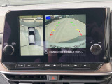アラウンドビューモニターは4方のカメラで真上から車を見たようにモニターで確認ができる日産の自慢の装備です。前後センサーにより移動物検知、障害物検知をして画面に表示。是非実際の車で体感してみてください。