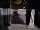 【ペダル】BMWはオルガン式アクセルペダルを採用しています。踏み込む足とペダルが同じ軌跡を描くため、かかとがずれにくく、アクセルコントロールがよりしやすくなるメリットがあります。